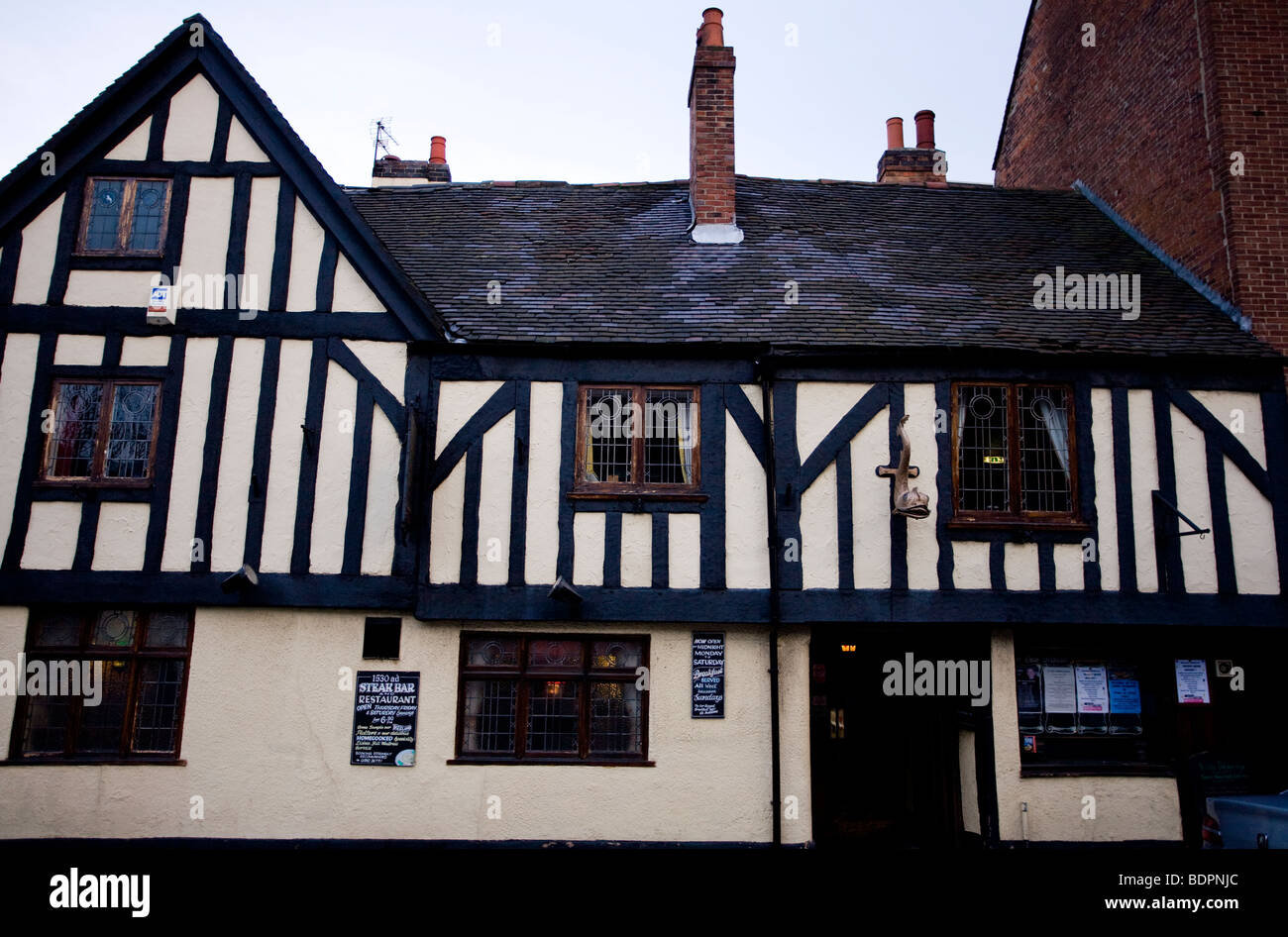 Ye Olde Dolphin Inn - Derby le plus vieux et le plus célèbre pub, datant de 1530. Banque D'Images