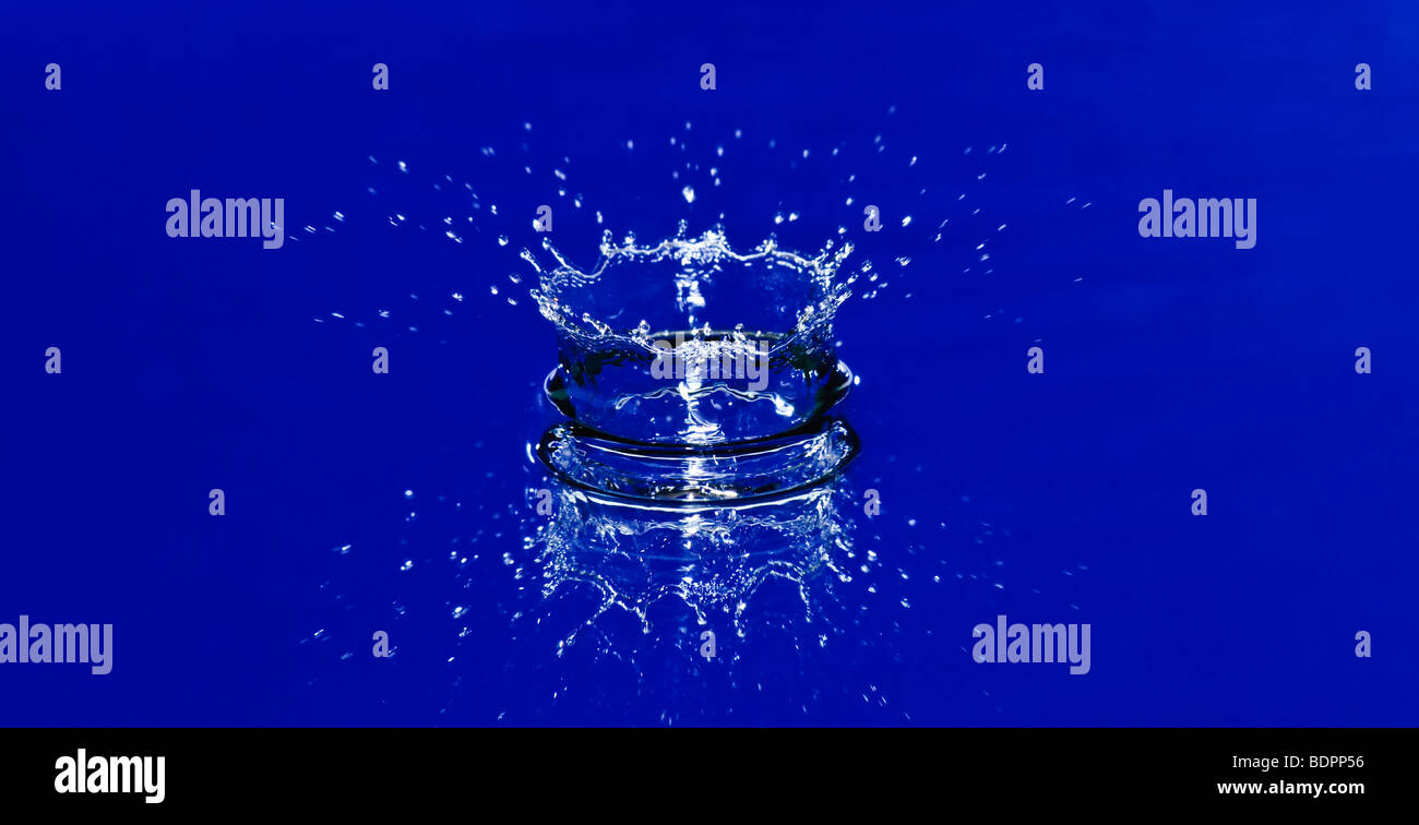 Belle corona de splash d'eau bleue Banque D'Images