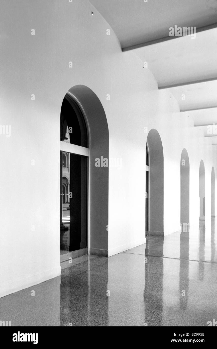 Une rangée de portes cintrées Banque D'Images Une rangée de portes cintrées Banque D'Images
