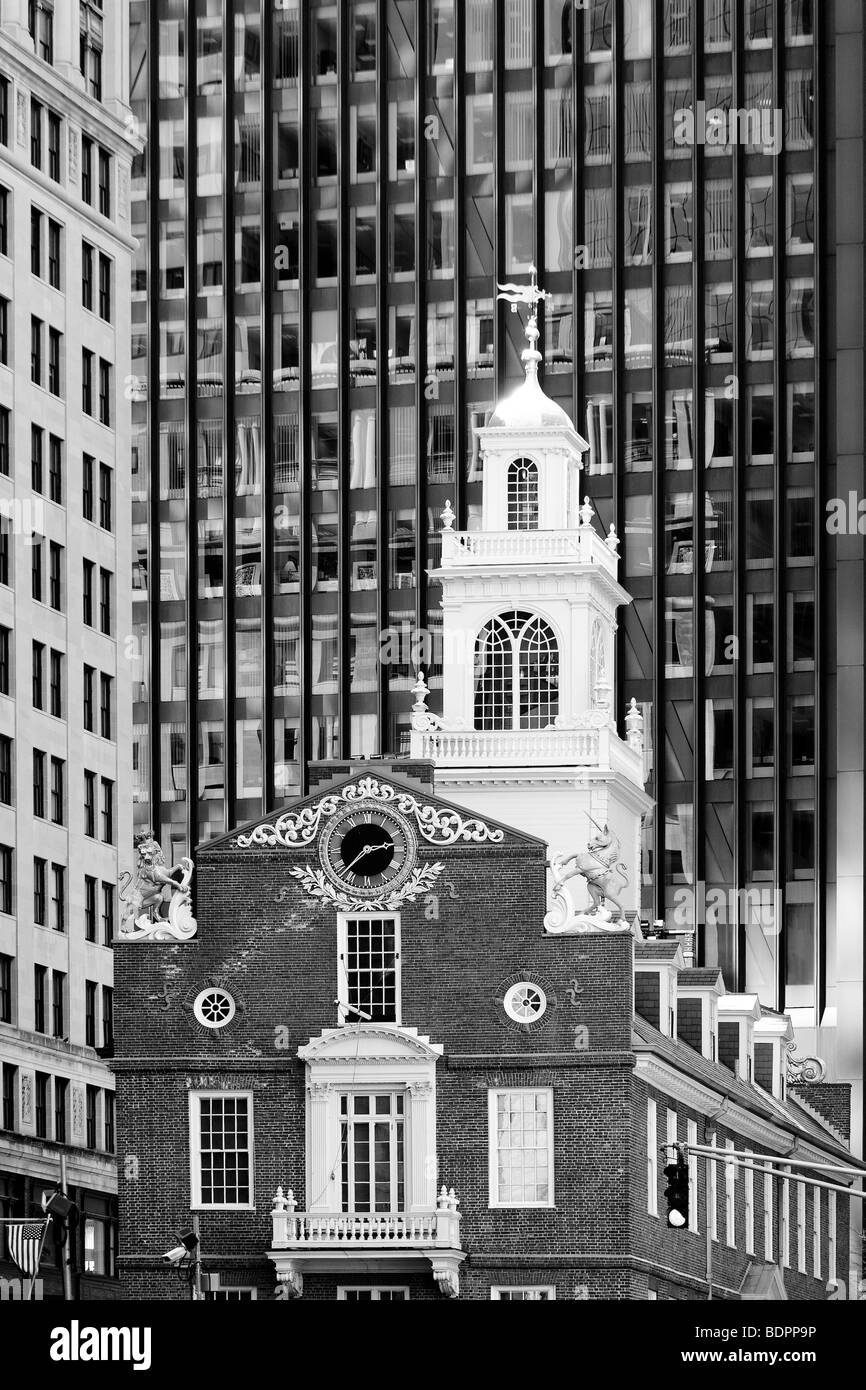 Une vieille église et d'un haut bâtiment moderne Banque D'Images