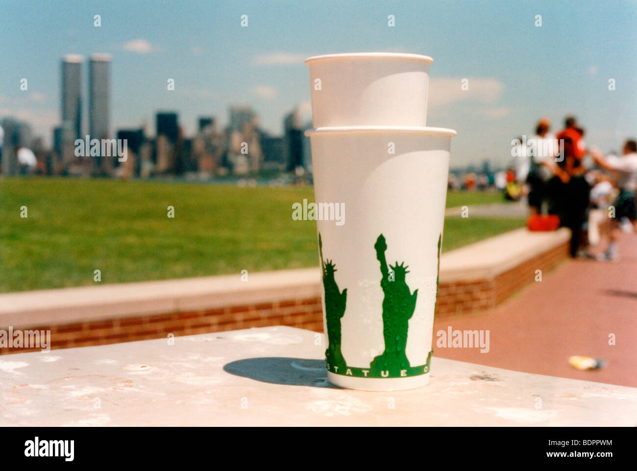 Statue de la liberté des tasses avec l'horizon de Manhattan et les touristes Banque D'Images