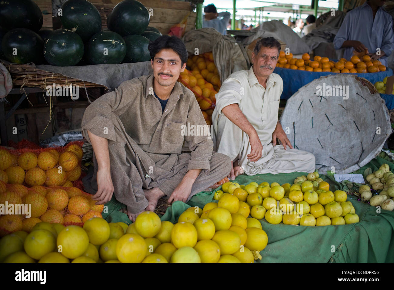 Les hommes de vendre des fruits à l'Itwar Bazar à Islamabad Banque D'Images