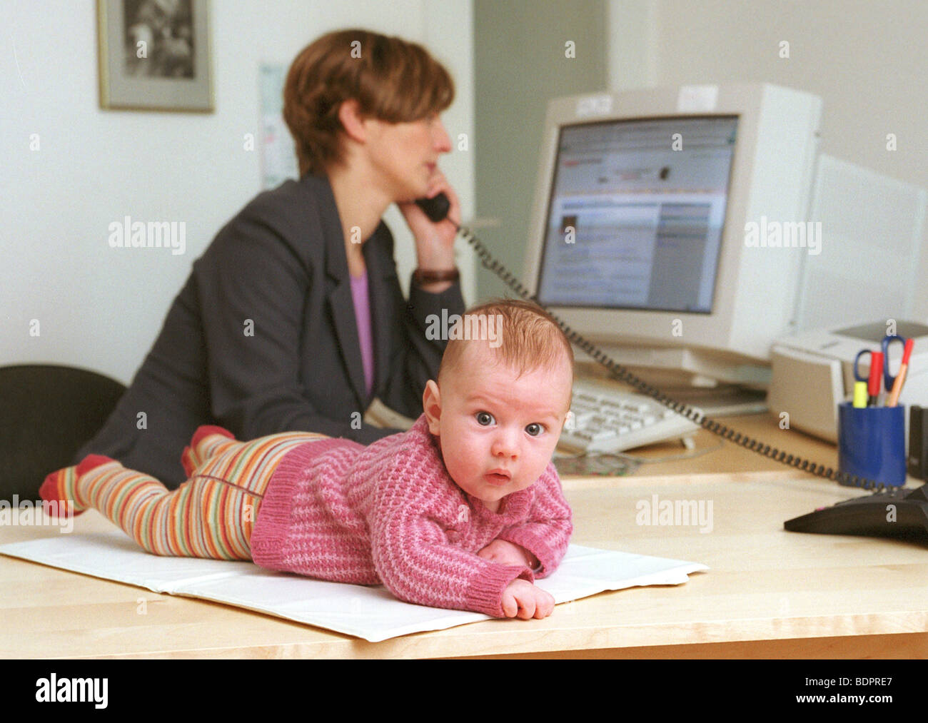 Mère avec bébé au bureau . Banque D'Images