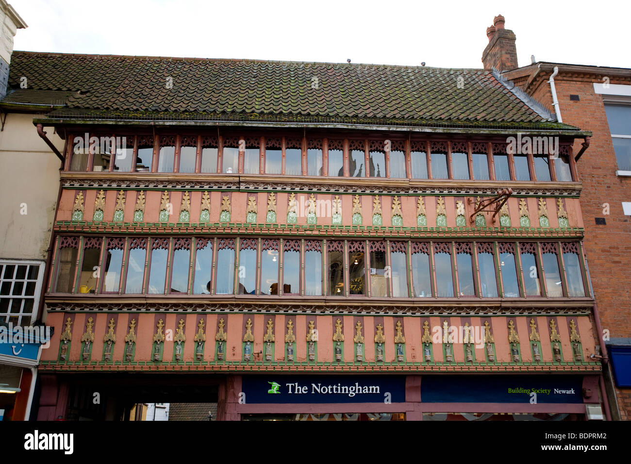 Un cadre en bois traditionnel bâtiment tudor encore en usage aujourd'hui. Banque D'Images