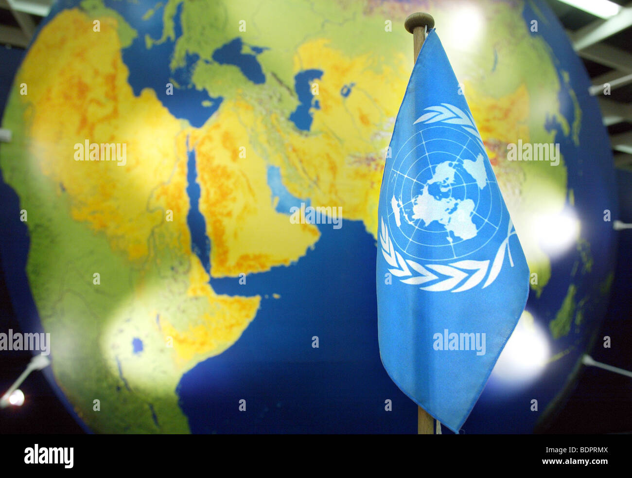 Drapeau des Nations Unies devant un globe . Cologne , Banque D'Images