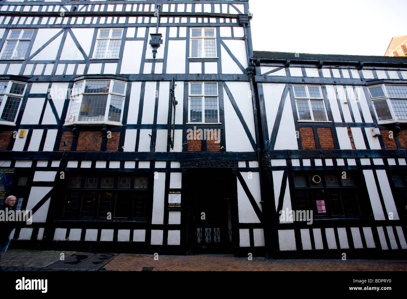Un noir et blanc traditionnel en bois pub/Tudor inn dans la région de Gate Sellier Derby. Banque D'Images
