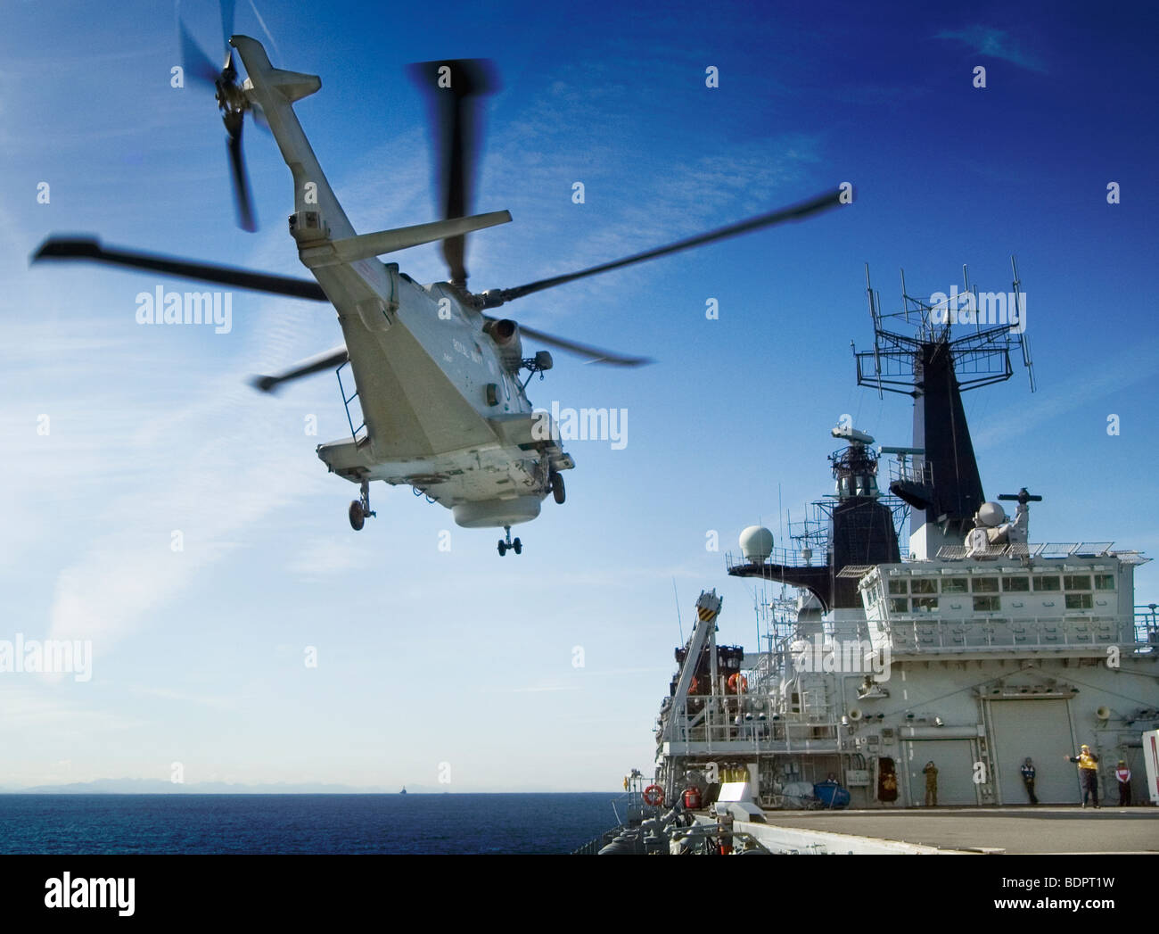 Un hélicoptère Merlin de la Marine royale entrée en terre sur l'Albion Banque D'Images