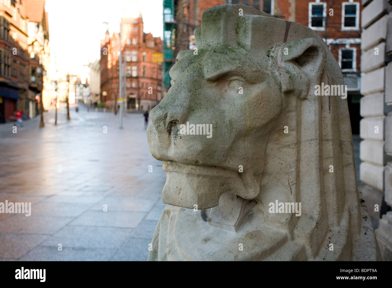 Sculpture de lion en pierre à l'entrée de Nottingham Council House sur Old Market Square, Nottingham, Angleterre. Banque D'Images