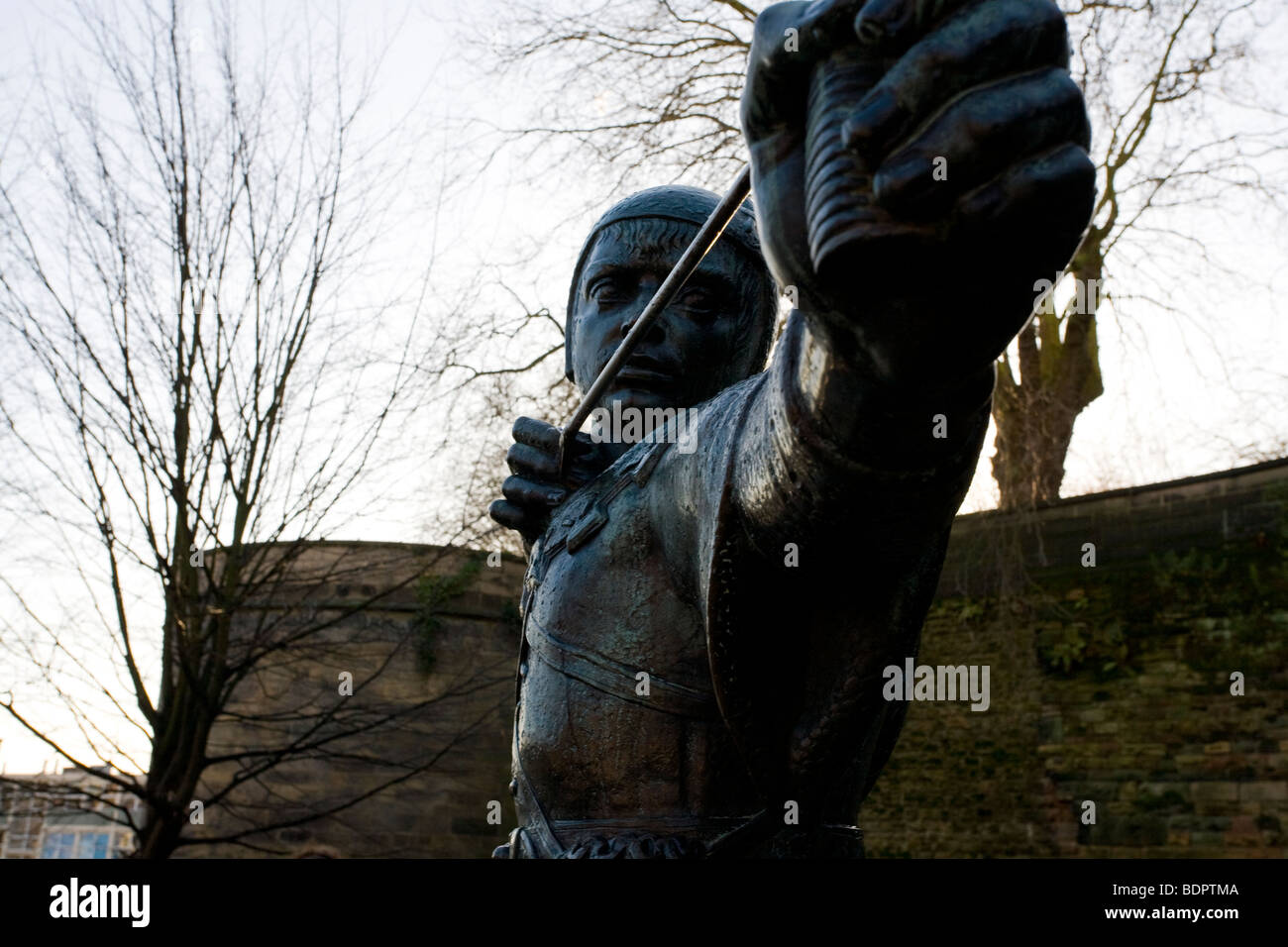 Une statue de bronze de Robin des bois à l'extérieur du château de Nottingham, Angleterre. Banque D'Images