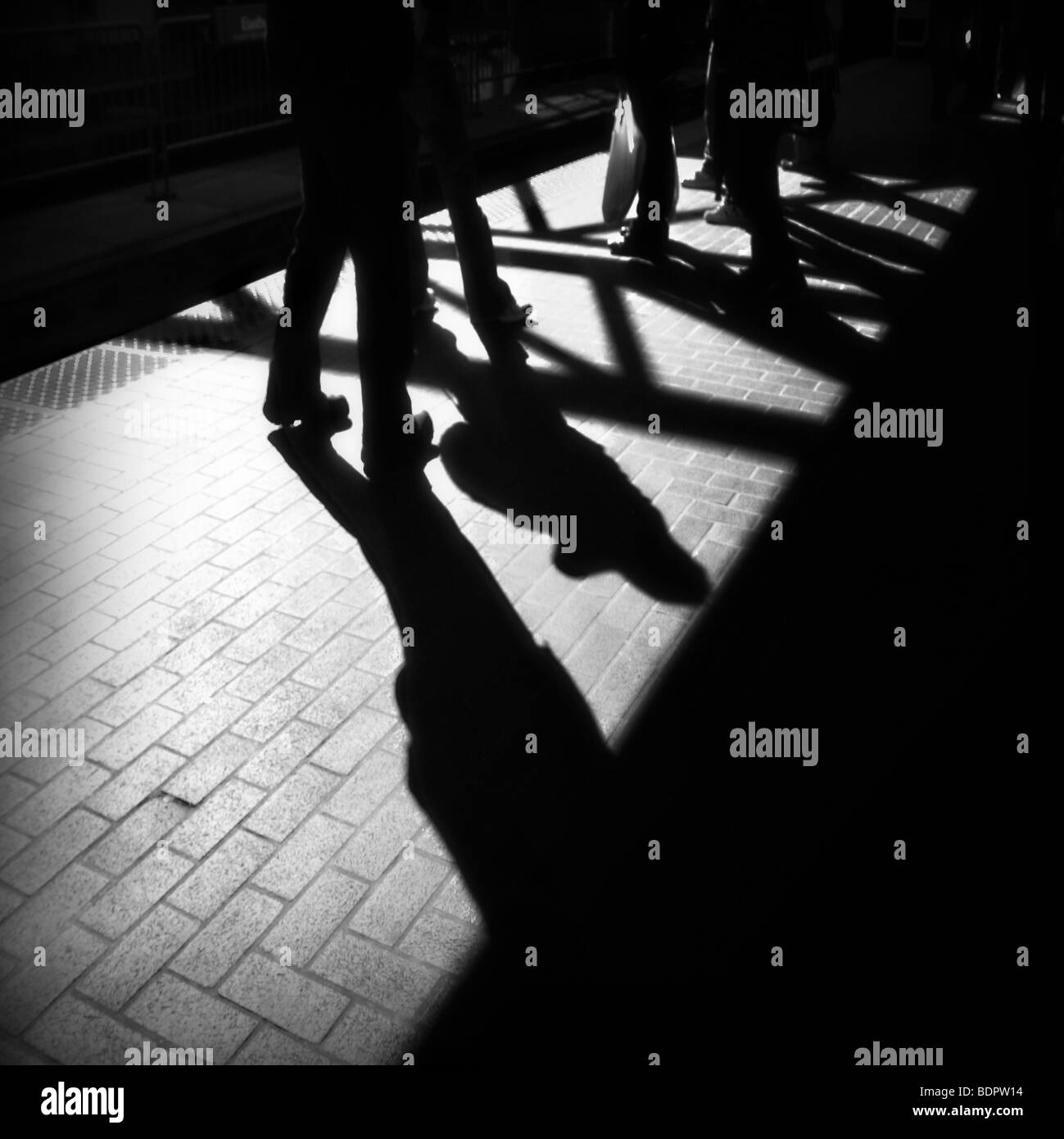 Ombres et silhouettes des jambes dans un stade Banque D'Images