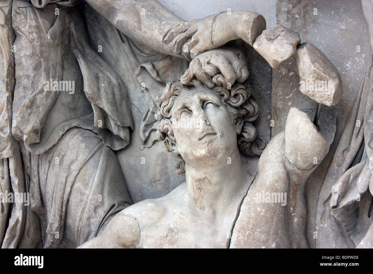Détail de la frise ouest du grand autel de Pergame : un géant de l'emprise de la nymphe de la mer Doris (ca. 160 avant J.-C.). Banque D'Images