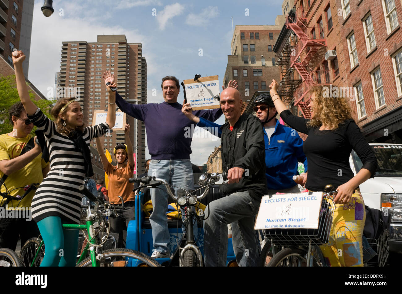 New York, NY Norman Siegel, candidat democrate pour la promotion publique au cours d'une campagne intitulée Les cyclistes pour Norman Siegel Banque D'Images