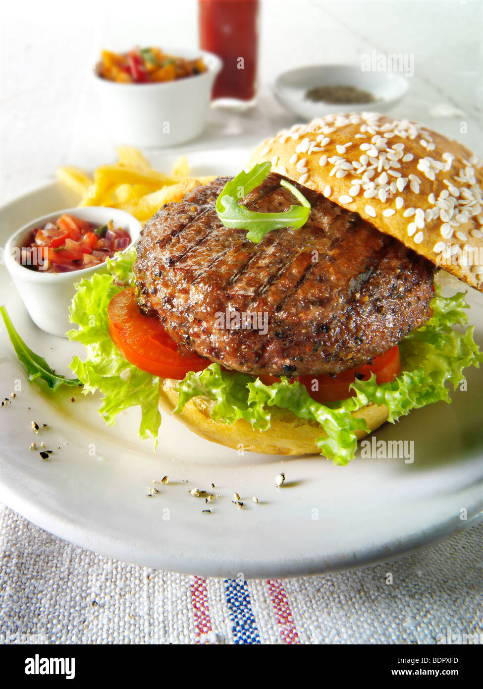 Burger de boeuf grillé avec frites et salade et un seseme bun Banque D'Images
