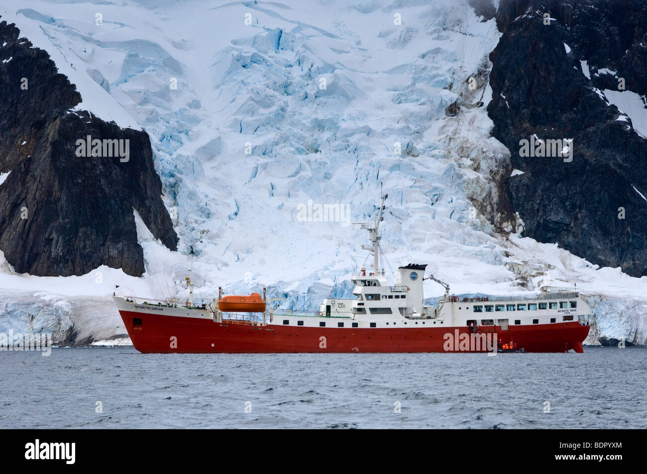 Antarctic Dream Explorer icebergs près de Pleneau Island en Antarctique. Banque D'Images