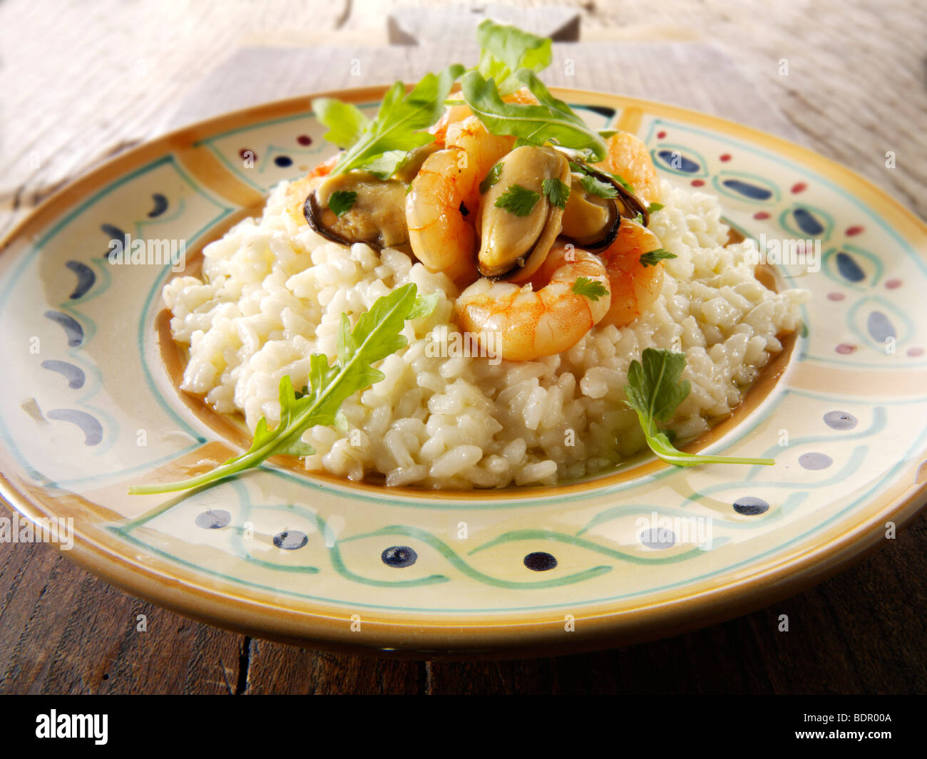 Crevettes fraîches cuites et les moules risotto, servi sur une table. Conseil de dégustation Banque D'Images