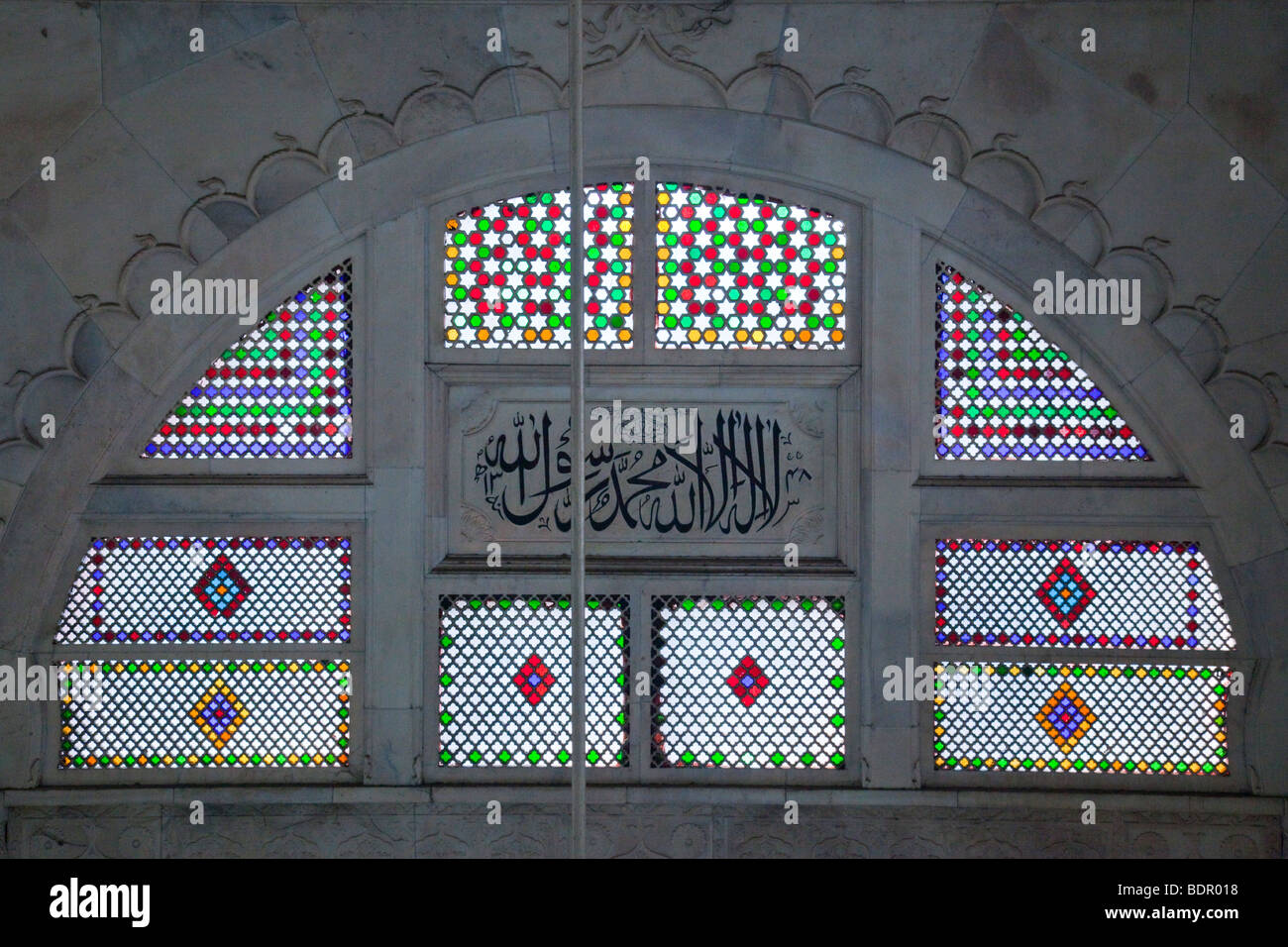 Inscription au dessus de l'arabe dans le Mirhab de la mosquée Nakhoda Dans Calcutta Inde Banque D'Images