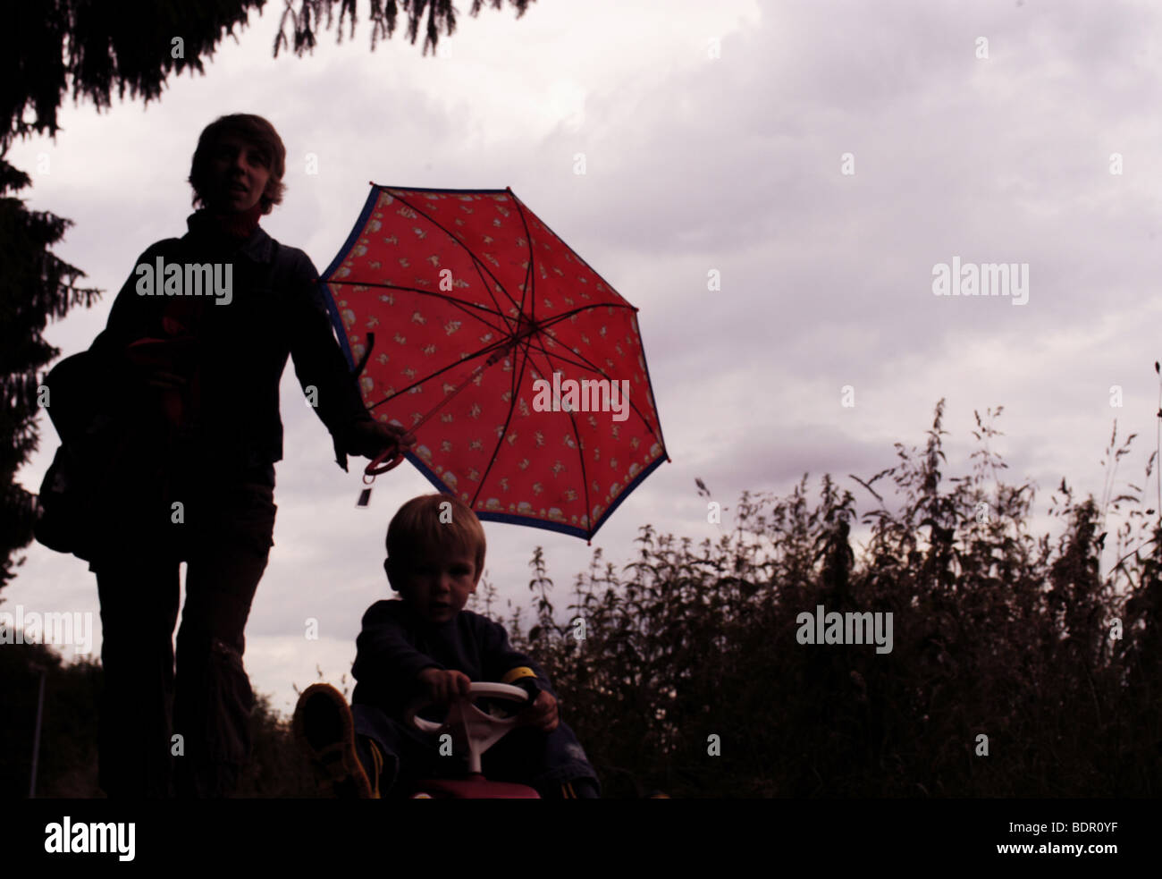 La mère et le garçon avec parapluie . Banque D'Images