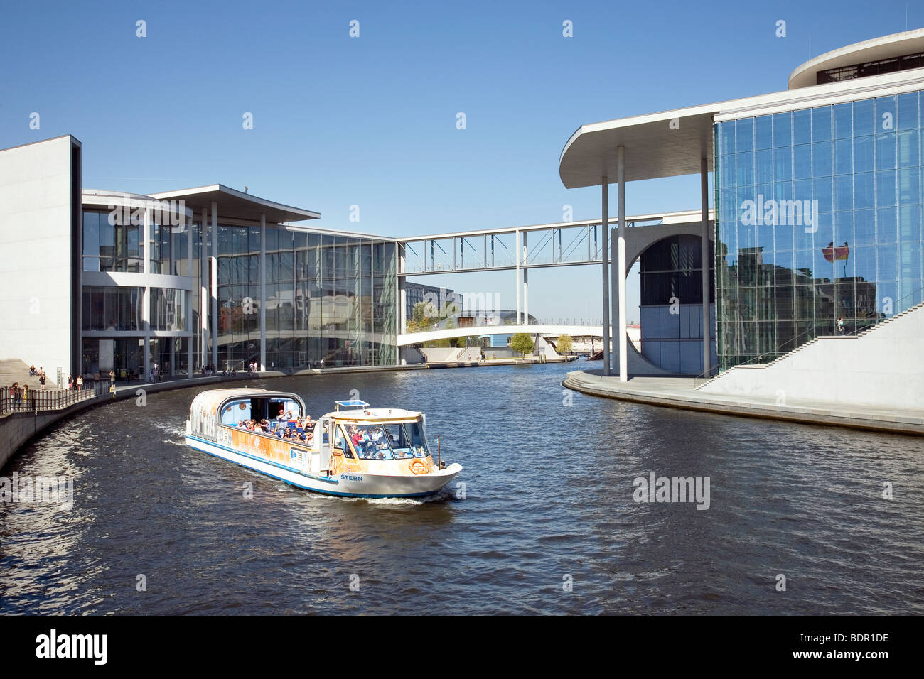 Spree avec Paul Loebe Haus et Marie Elisabeth Lueders Haus, Berlin, Allemagne Banque D'Images