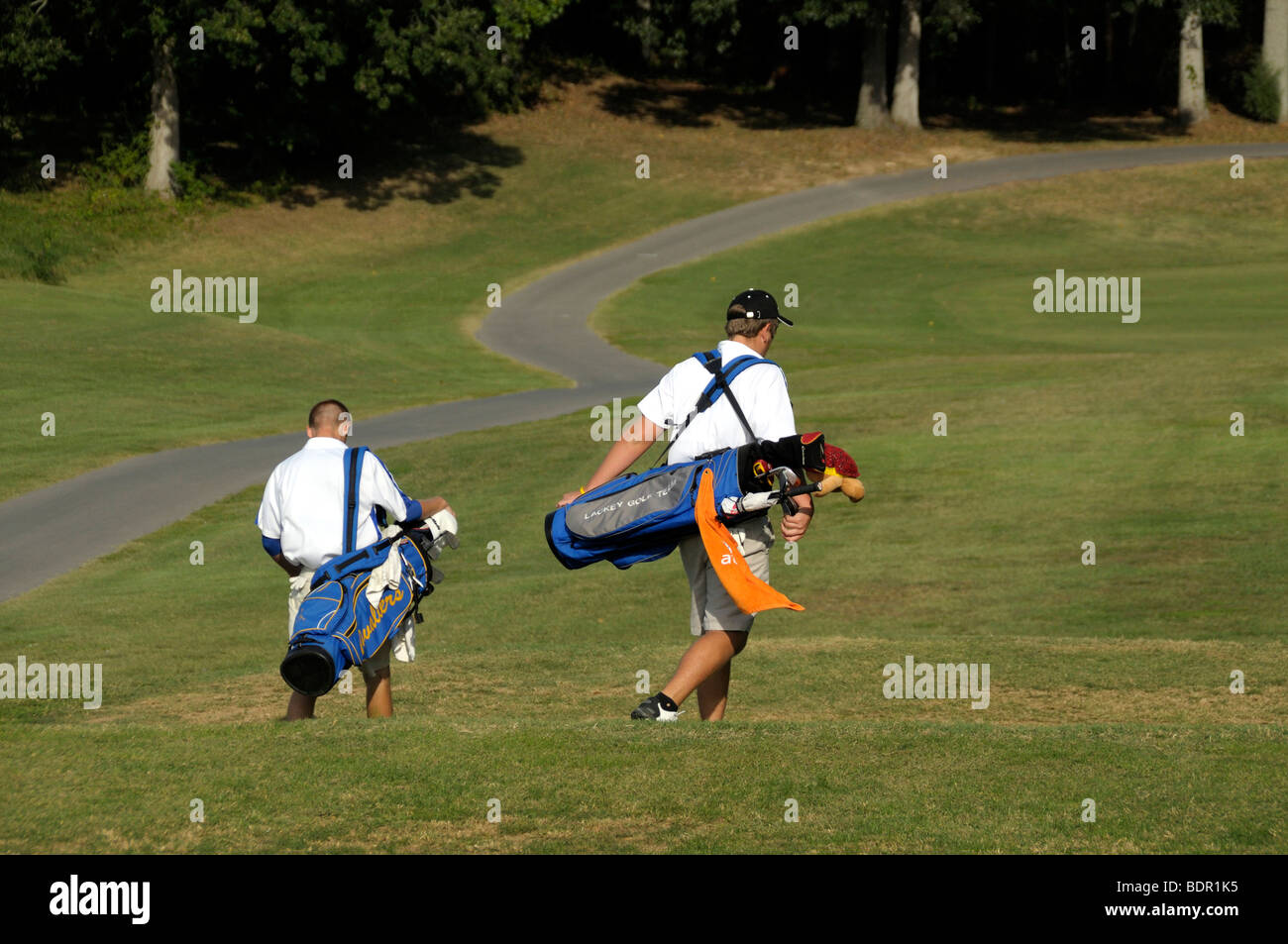 Les golfeurs de l'école secondaire en marche Columbia, Maryland Banque D'Images
