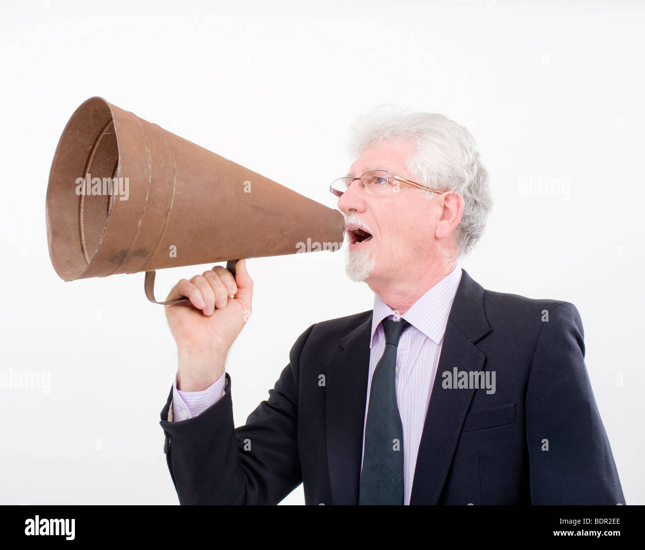 Senior businessman à l'aide d'un mégaphone rétro Banque D'Images