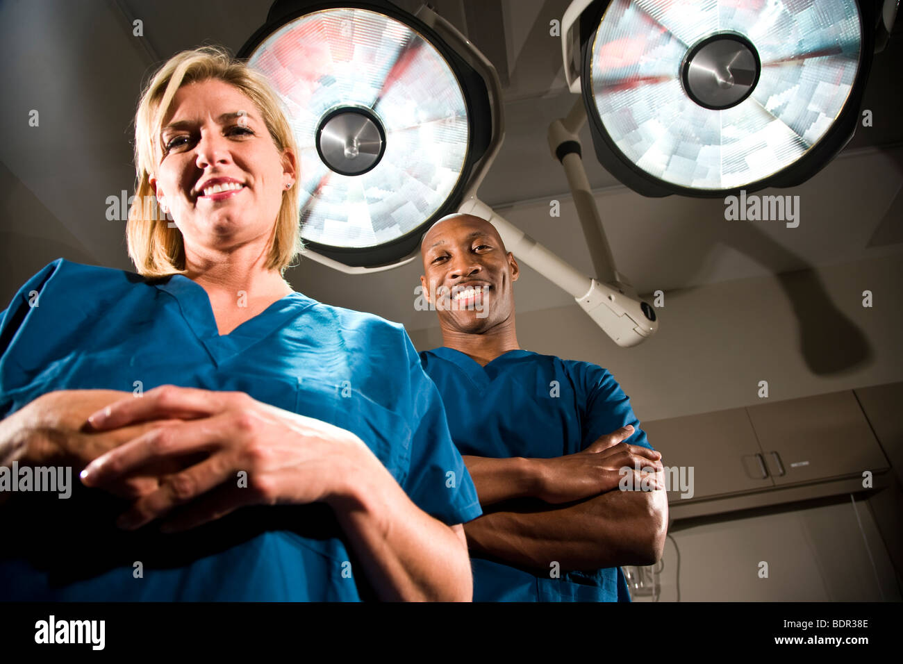 Chirurgiens en salle d'opération Banque D'Images