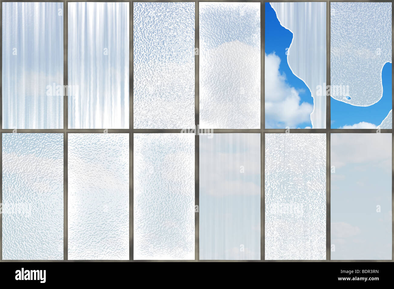 Ciel bleu caché par l'ancien entrepôt windows Banque D'Images