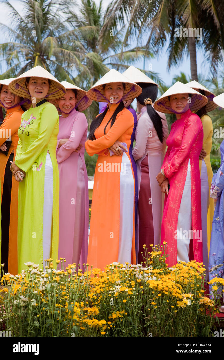 Vietnam Les femmes en tenue traditionnelle vietnamienne Photo Stock - Alamy