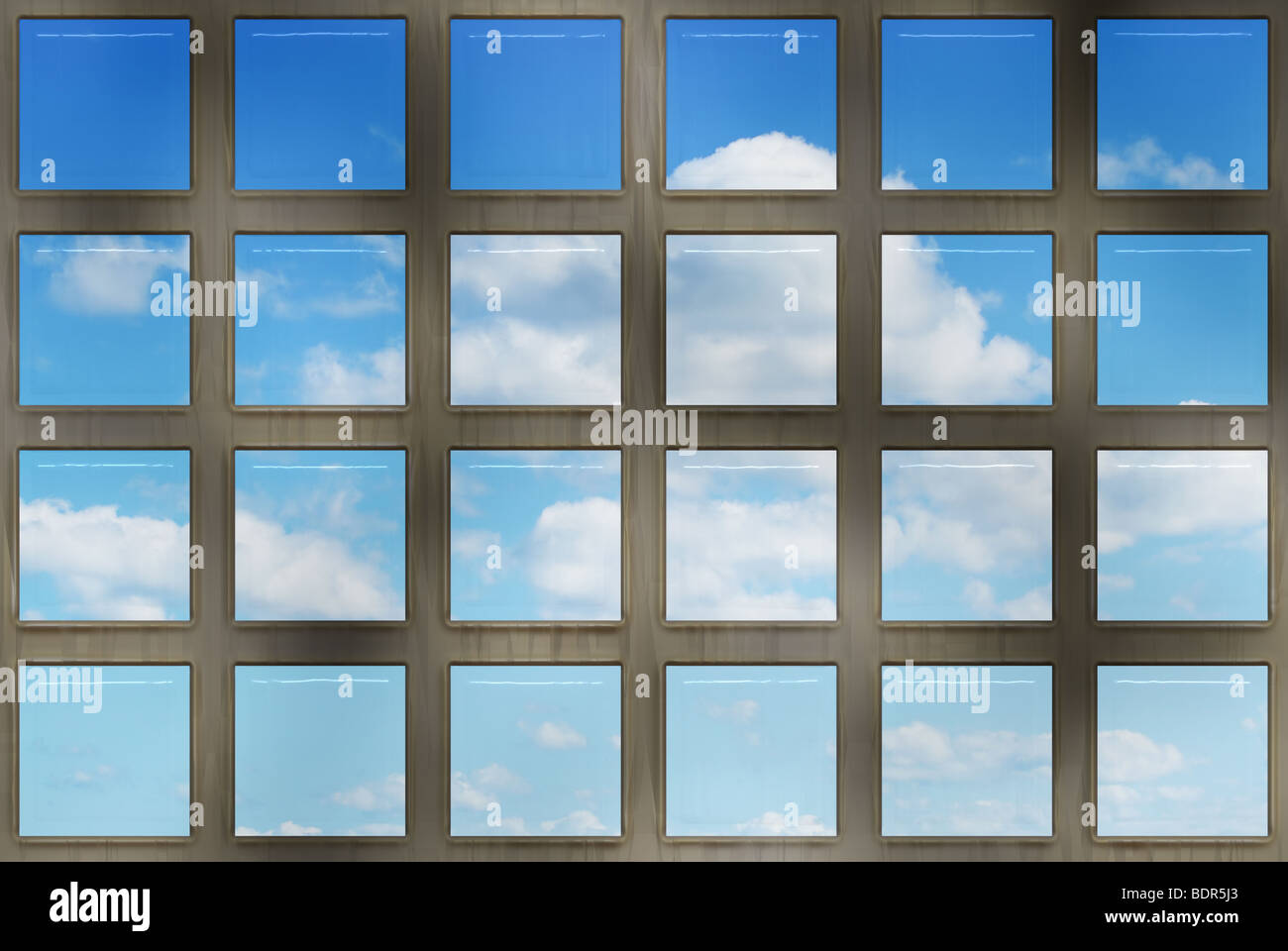 En regardant par la fenêtre dans un ciel bleu Banque D'Images