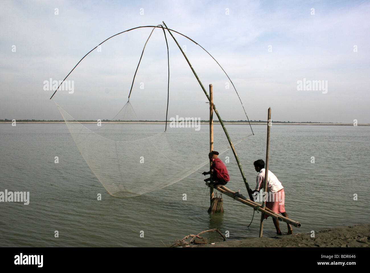 Les pêcheurs au filet sur un banc de sable sur le Brahmapoutre, Assam, Inde Banque D'Images