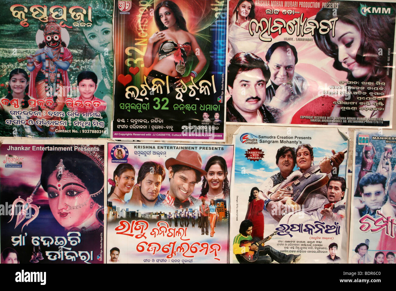 Bollywood Flyers colorés dans une commune rurale en Orissa, Inde Banque D'Images