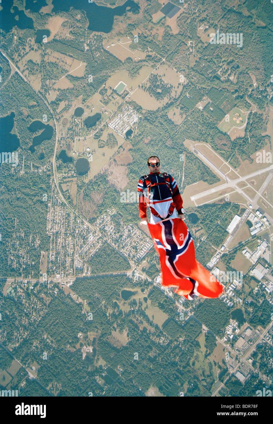 Un parachute jumper tenant un drapeau norvégien USA. Banque D'Images