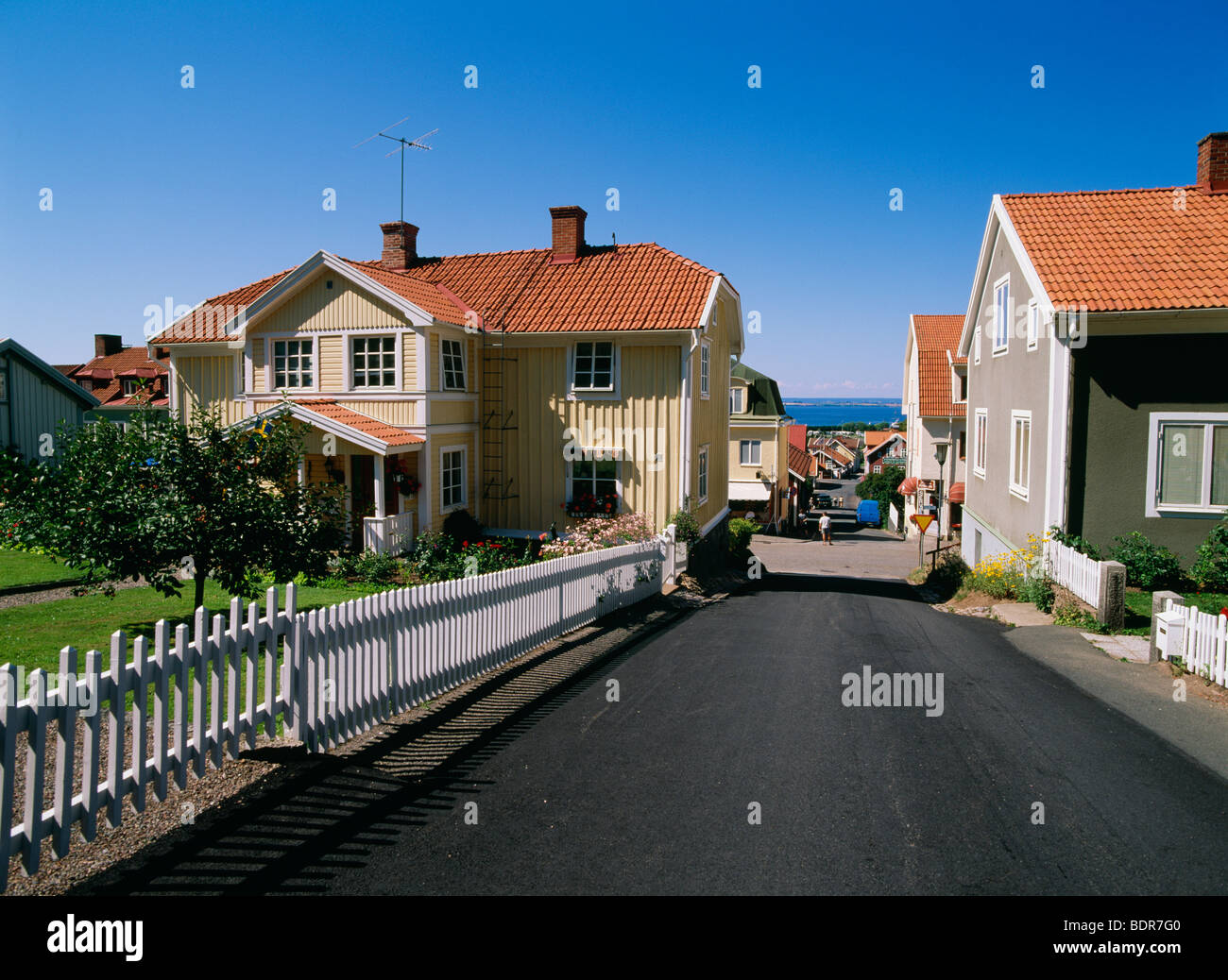 Villas une longue une rue d'un petit village Granna en Suède. Banque D'Images
