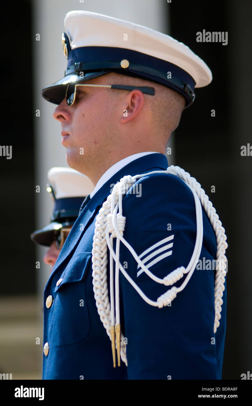 L'US Coast Guard Silent Drill Team, une partie de la garde d'honneur, l'exécution du Jefferson Memorial à Washington, DC. Banque D'Images