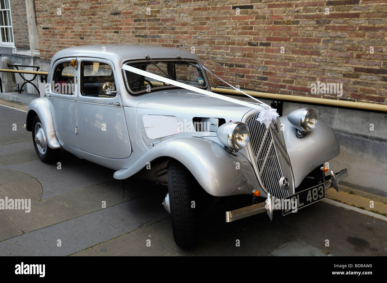 Une d'argent Citroen Traction Avant Légère étant utilisé comme une voiture de mariage avec ruban blanc. Banque D'Images