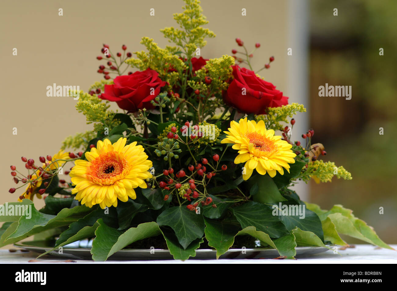 Blumengesteck Gerbera mit und Rosen, arrangement de fleurs roses et gerberas avec Banque D'Images