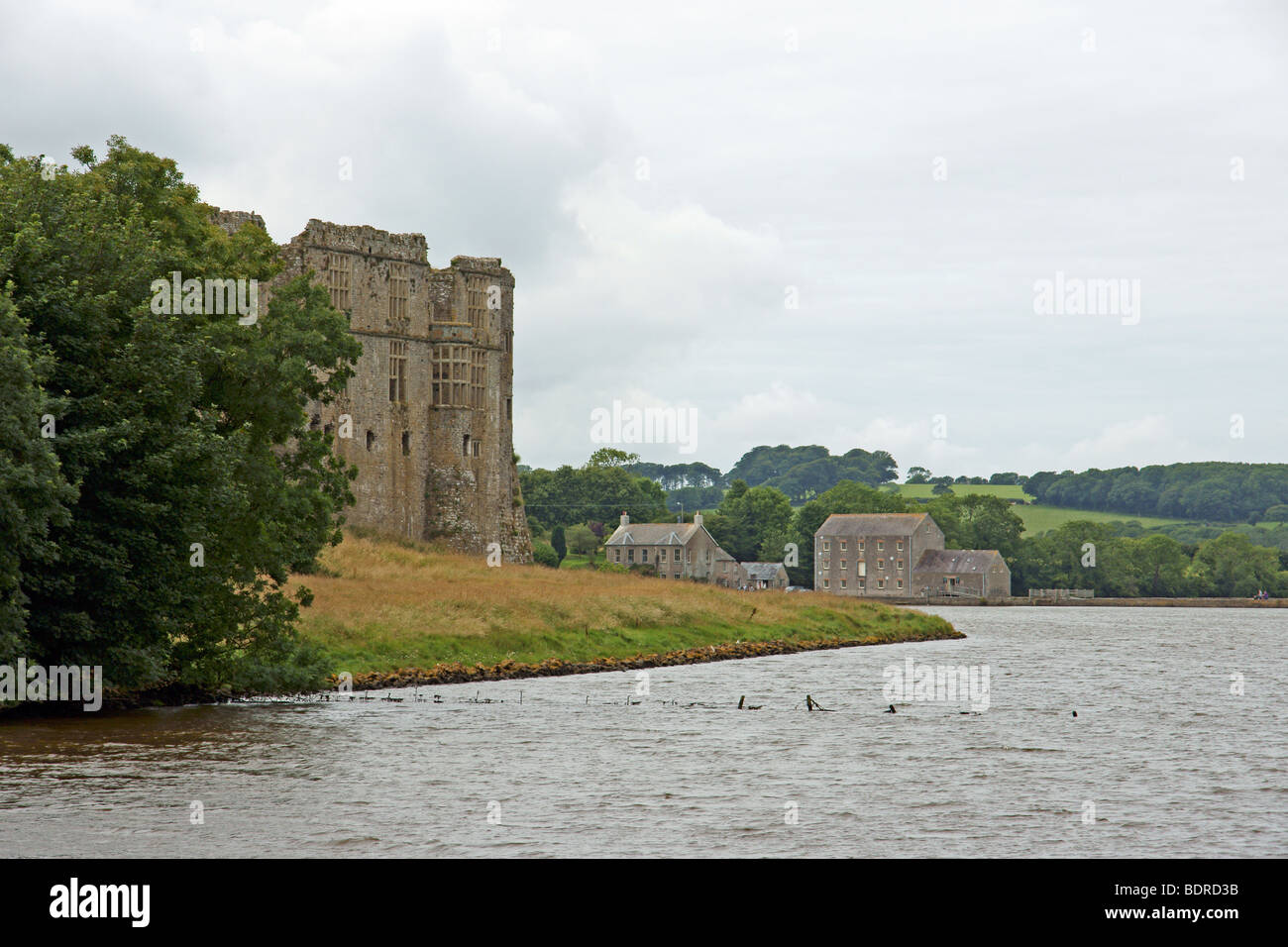 Château de Carew et moulin à marée de l'ouest du pays de Galles Pembrokeshire Banque D'Images