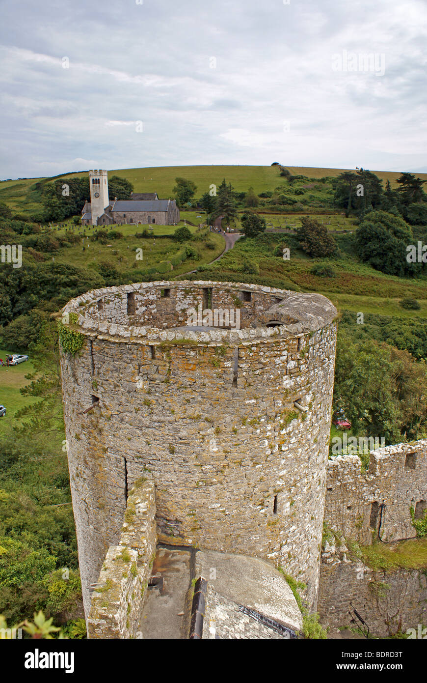 Château de Manorbier et St James Church dans l'ouest du pays de Galles Pembrokeshire Banque D'Images