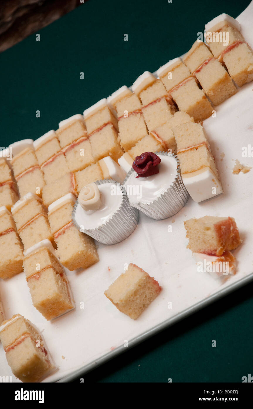 Tranches de gâteau servi sur un plateau avec deux médailles d'argent ont déjoué des cupcakes Banque D'Images