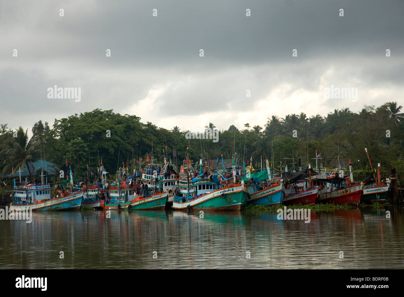 Les bateaux de pêche amarrés au port de Pak Nam, Thaïlande Banque D'Images