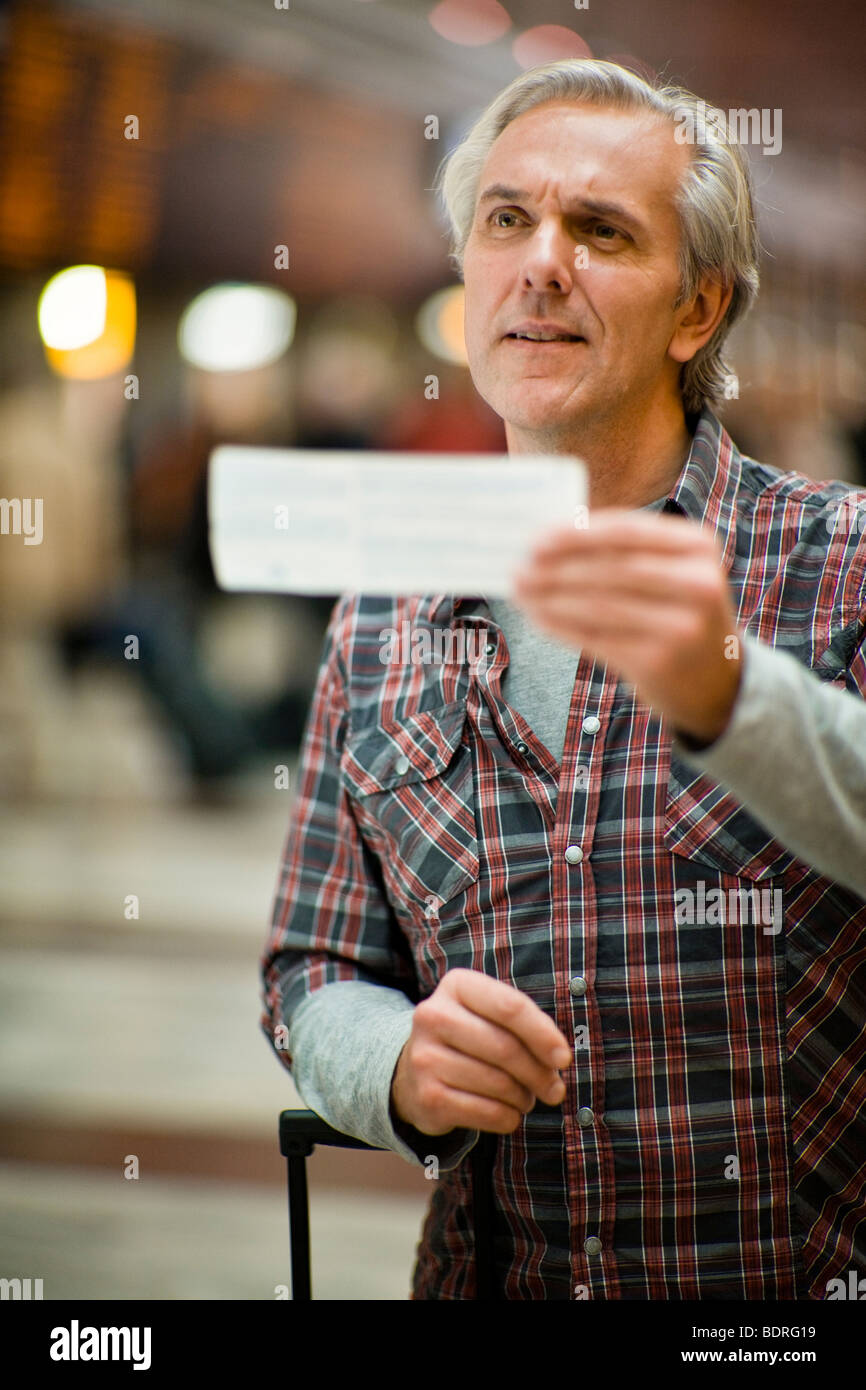 Un homme à la gare Banque D'Images