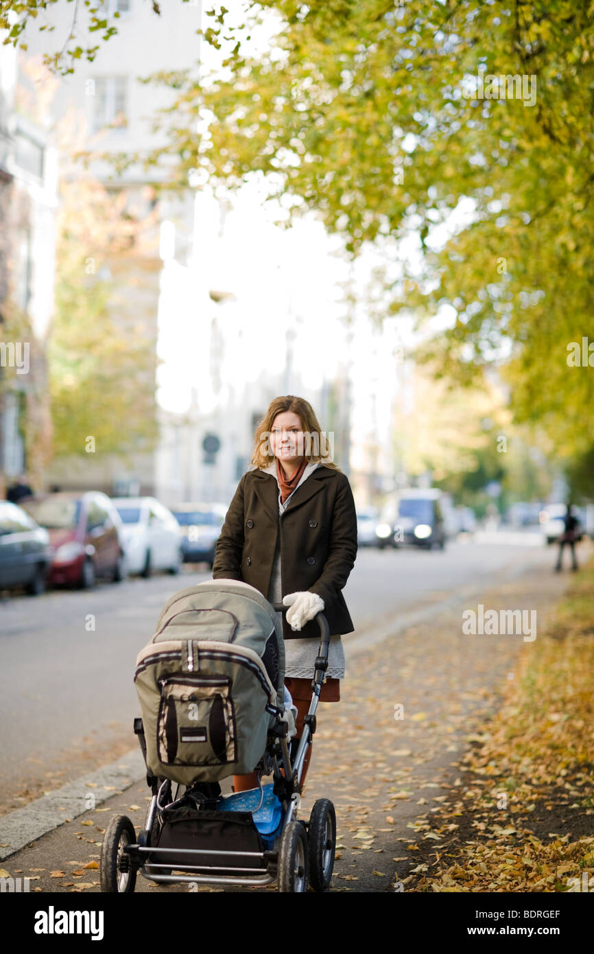 Mère avec preambulator Banque D'Images