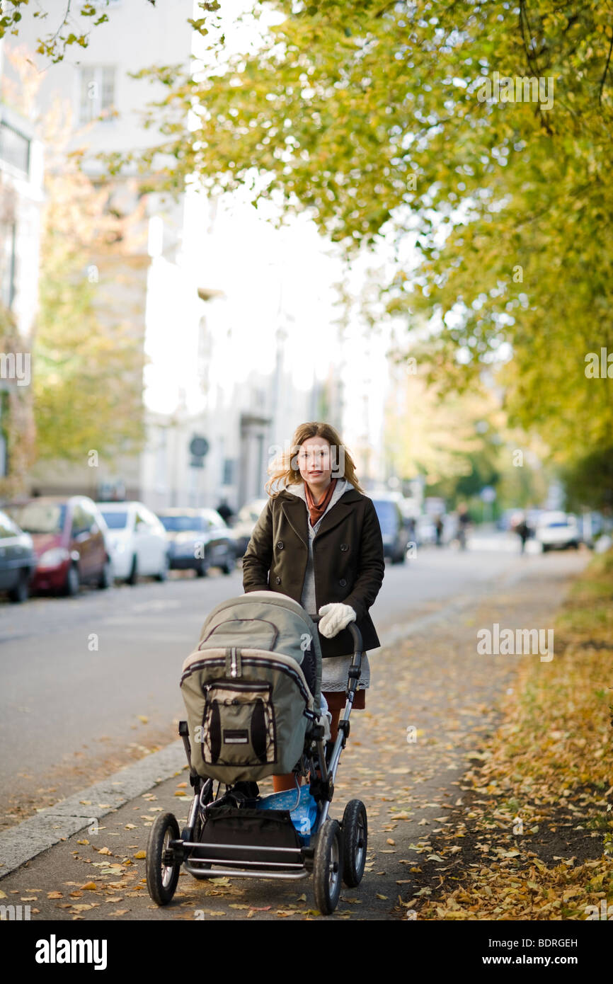 Mère avec preambulator Banque D'Images