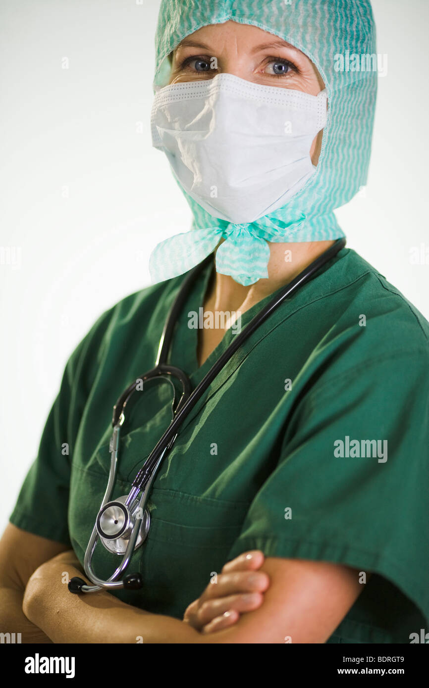 Un médecin portant un uniforme vert. Banque D'Images