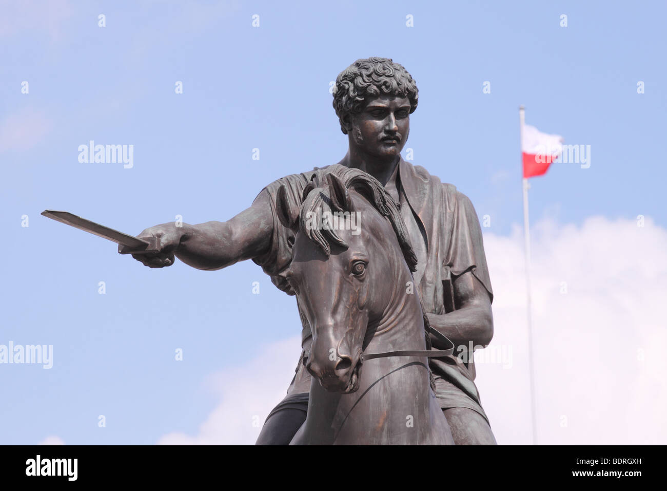 Stanislas II Auguste Poniatowski statue du dernier roi de Pologne sur l'Ulica Krakowskie Przedmiescie avec drapeau polonais Banque D'Images