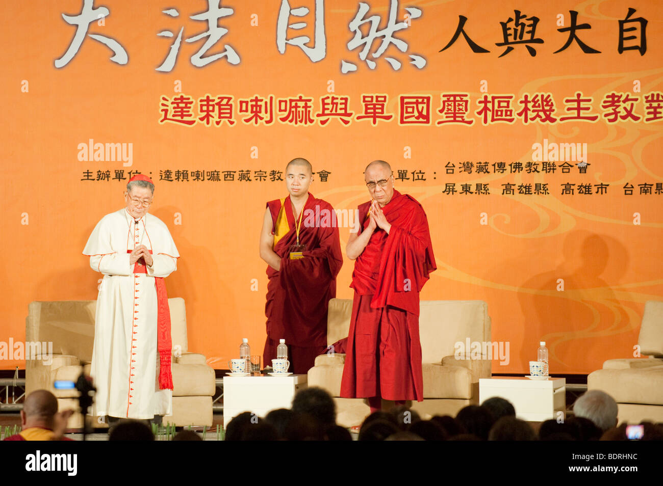 Dalaï-lama et le cardinal Shan Kuo parler et prier pour les victimes du typhon Morakot, Kaohsiung City, Taiwan, le 2 septembre 2009 Banque D'Images