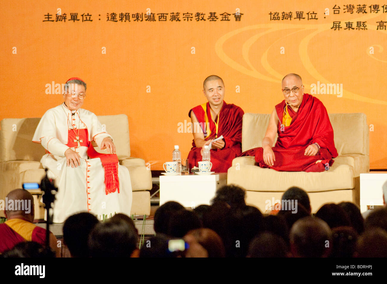 Dalaï-lama et le cardinal Shan Kuo parler et prier pour les victimes du typhon Morakot, Kaohsiung City, Taiwan, le 2 septembre 2009 Banque D'Images