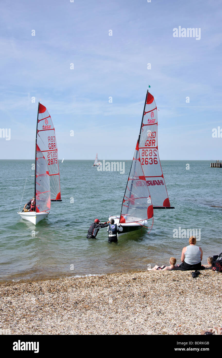 Les petits bateaux disponibles par plage, Whitstable, Kent, Angleterre, Royaume-Uni Banque D'Images