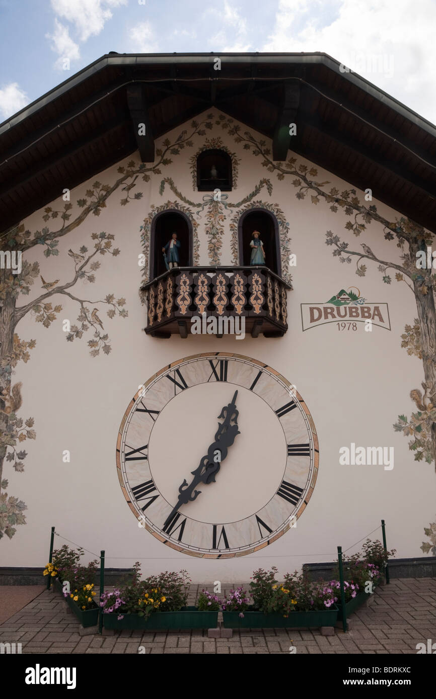 Titisee Baden-Wurttemberg Allemagne Europe horloge coucou traditionnel sur l'extérieur d'un bâtiment de style chalet Banque D'Images