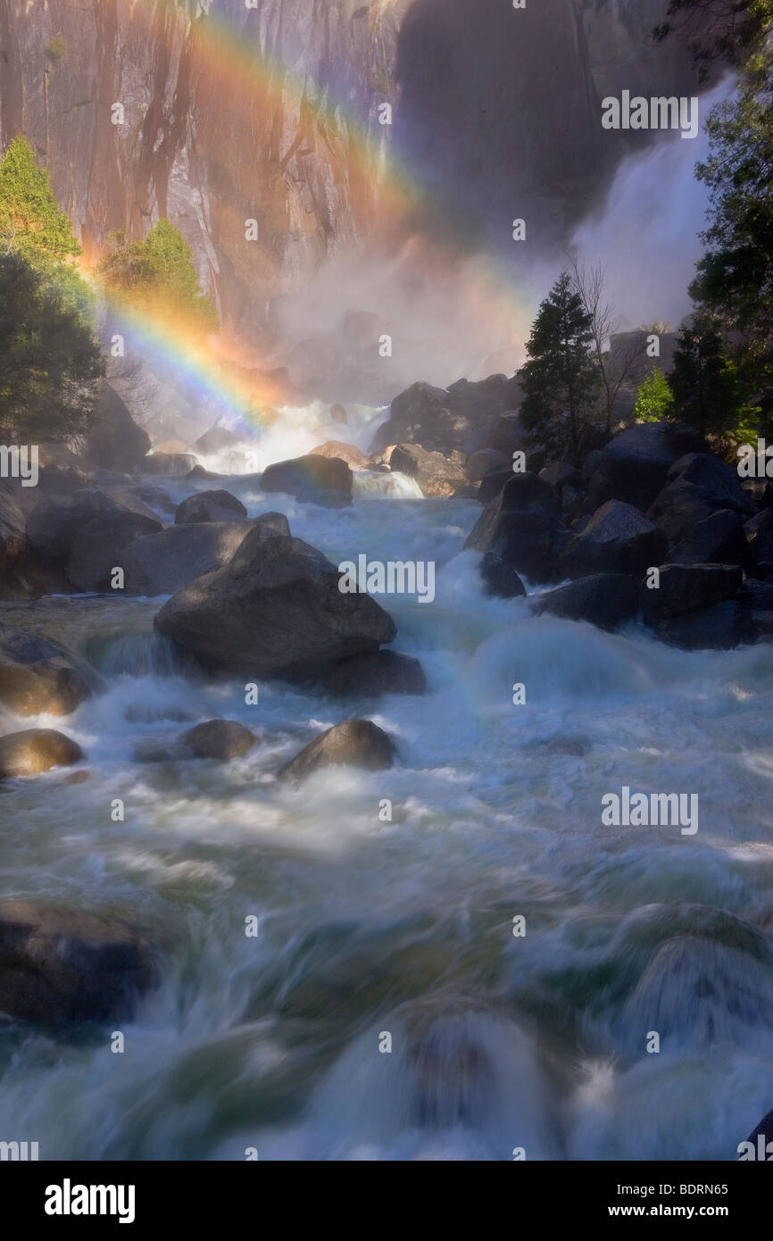 Un double arc-en-ciel se forme à la base de la baisse de l'automne de Yosemite, Yosemite National Park, California, USA. Banque D'Images