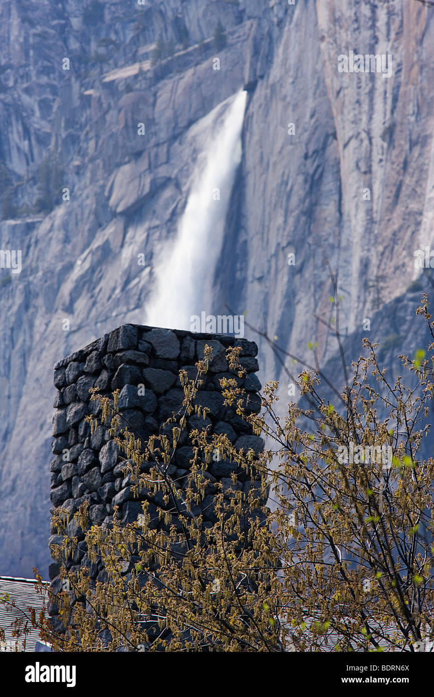 Upper Yosemite Falls semble verser dans la cheminée de l'Awhanee Hotel, Yosemite National Park, California, USA. Banque D'Images